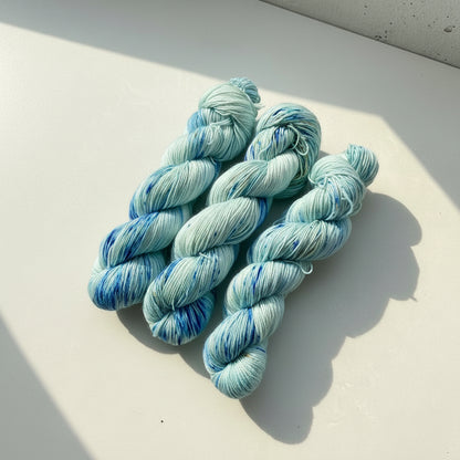 Islagt Turkis Mikro-Sprikle — Platina Sokk 4ply