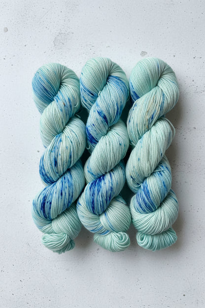 Islagt Turkis Mikro-Sprikle — Platina Sokk 4ply